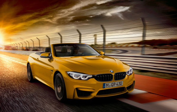 Желтый быстрый автомобиль кабриолет Bmw M4 Cabriolet 2018