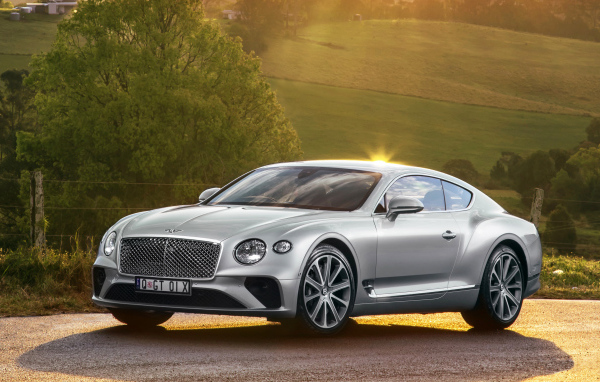 Серебристый автомобиль Bentley Continental GT 2018 года 