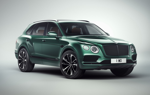 Зеленый автомобиль Bentley Bentayga 2018 года на сером фоне