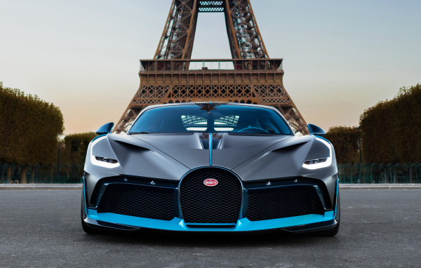 Автомобиль Bugatti Divo на фоне Эйфелевой башни в Париже