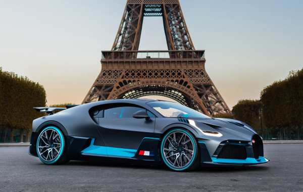 Спортивный автомобиль Bugatti Divo  на фоне Эйфелевой башни
