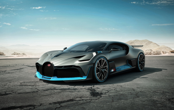 Суперкар Bugatti Divo, 2019 года на фоне голубого неба