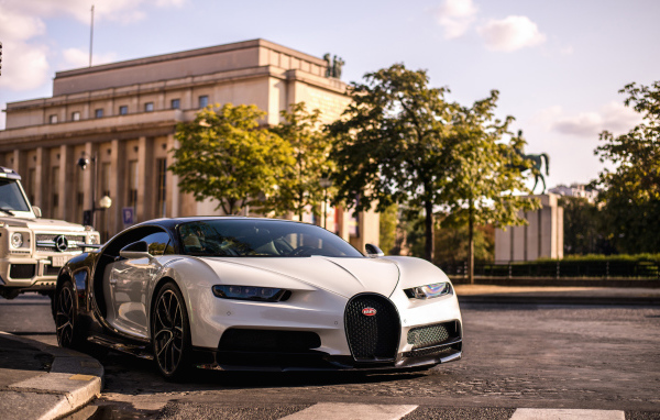 Белый автомобиль Bugatti Chiron, 2018 на дороге в городе