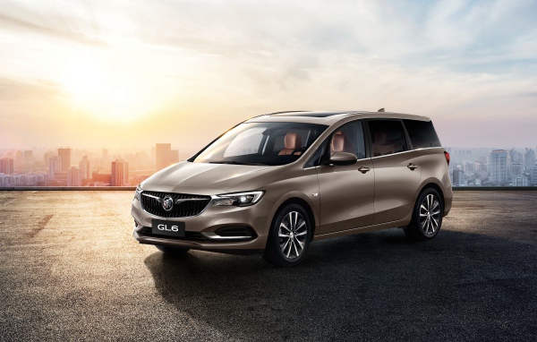 Внедорожник Buick  GL6 2017 года на фоне заката