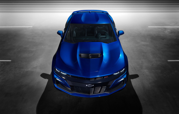Синий автомобиль Chevrolet Camaro SS, 2018 года