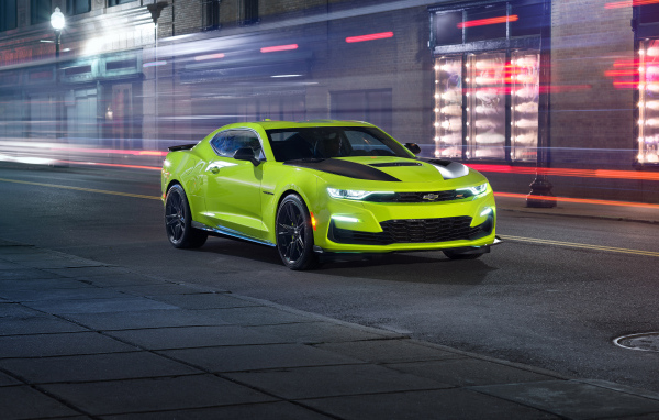Салатовый автомобиль Chevrolet Camaro SS Shock