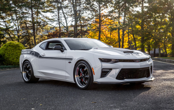 Белый быстрый автомобиль Chevrolet Camaro, 2018 года