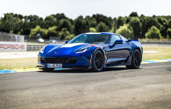 Быстрый синий автомобиль Chevrolet Corvette Grand Sport Side