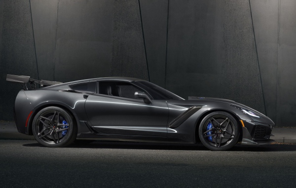Серебристый автомобиль Corvette ZR1, 2019 вид сбоку