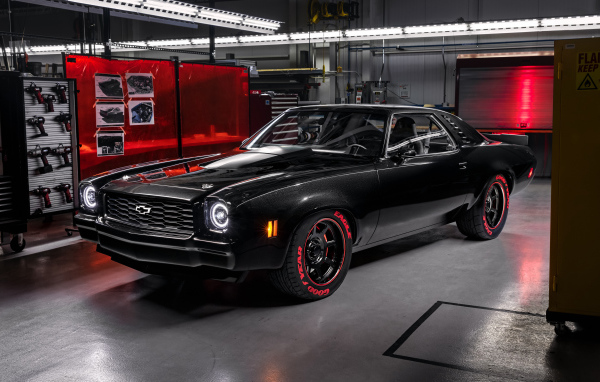 Черный ретро автомобиль Chevrolet Chevelle Laguna 1973 года