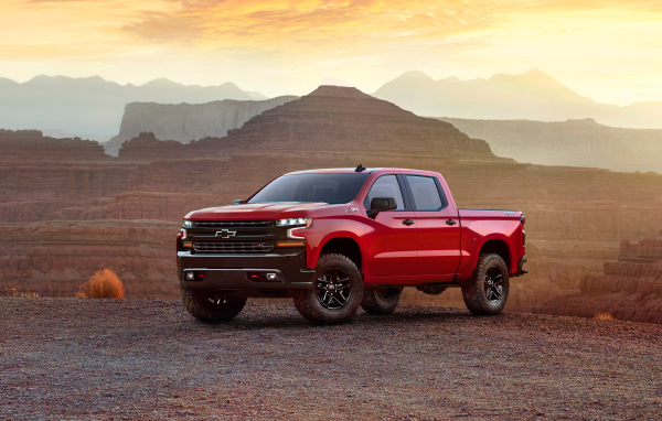 Красный пикап Chevrolet Silverado LT Z71, 2019 на закате