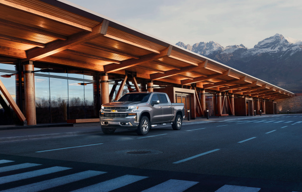 Серебристый пикап Chevrolet Silverado LTZ, 2018
