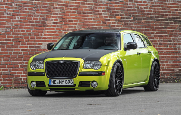 Стильный дорогой автомобиль Chrysler 300C SRT