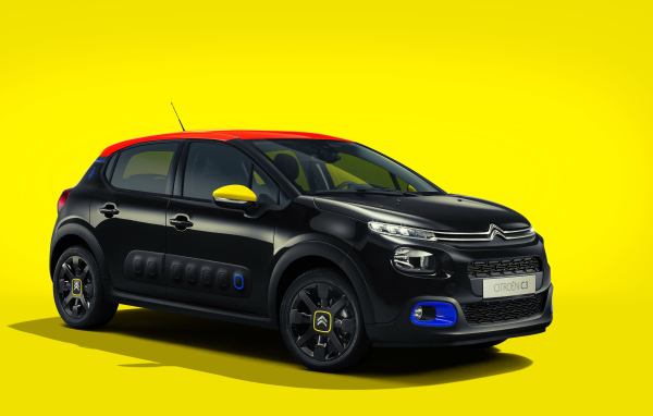Черный автомобиль Citroen C3 JCC на желтом фоне