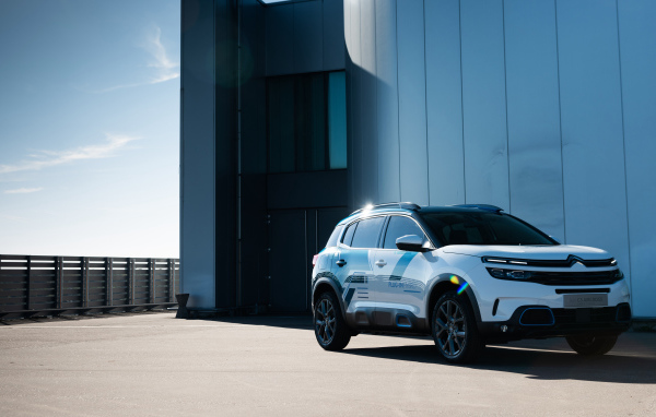 Белый внедорожник Citroen C5 2018 года