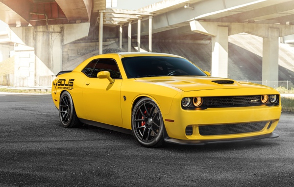 Оранжевый автомобиль Dodge SRT Hellcat