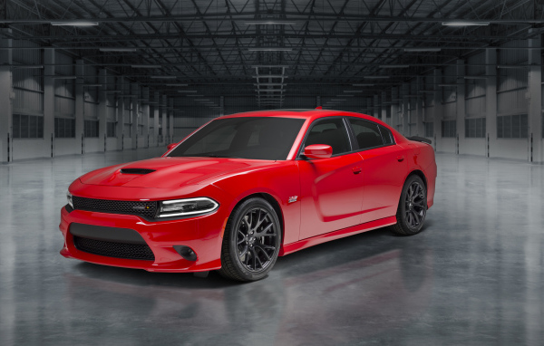 Красный быстрый автомобиль Dodge Charger, 2019