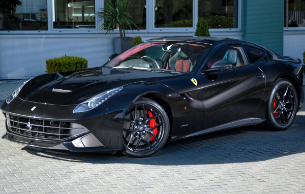 Черный спортивный автомобиль Ferrari F12 berlinetta