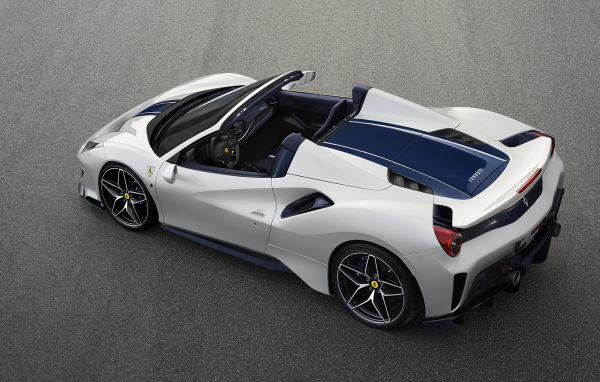 Быстрый автомобиль Ferrari 488 Pista Spider, 2019 вид сзади