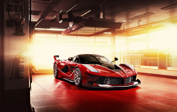 Быстрый красный дорогой автомобиль Ferrari FXX K
