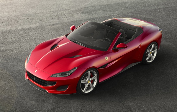 Красный кабриолет Ferrari Portofino, 2018 вид сверху