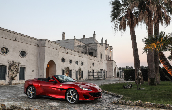 Красный автомобиль кабриолет Ferrari Portofino 2018