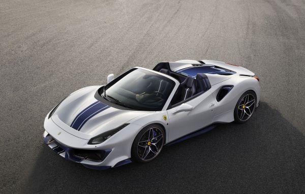 Спортивный автомобиль Ferrari 488 Pista Spider, 2018 вид сверху