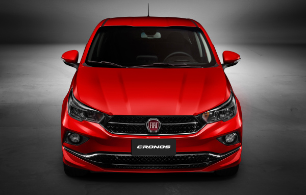Красный автомобиль Fiat Cronos  2018 года, вид спереди