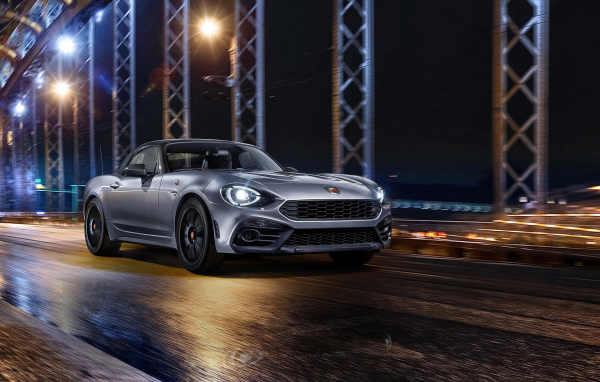 Серебристый автомобиль Fiat 124 GT, 2018 на мосту