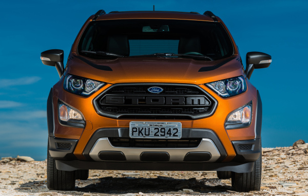 Оранжевый автомобиль Ford EcoSport, 2018 вид спереди