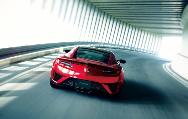 Красный автомобиль Honda NSX 2018 вид сзади
