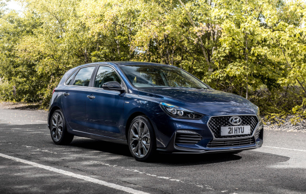 Синий автомобиль Hyundai i30 N Line 2018 года