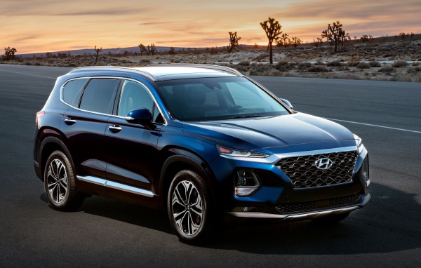 Черный внедорожник Hyundai Santa Fe 2019