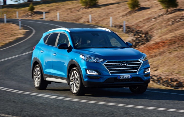 Синий внедорожник Hyundai Tucson 2019 года на трассе
