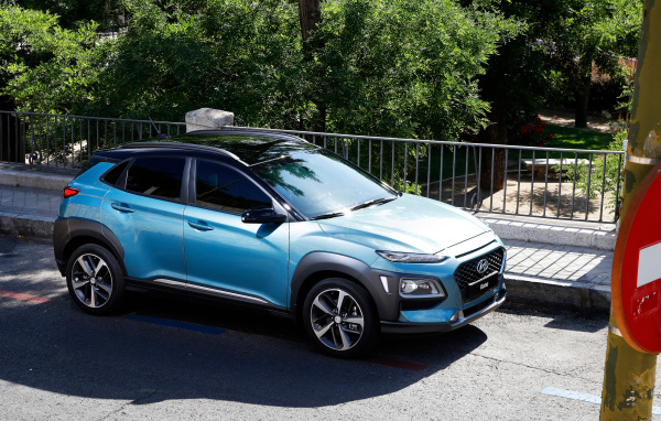 Голубой внедорожник Hyundai Kona