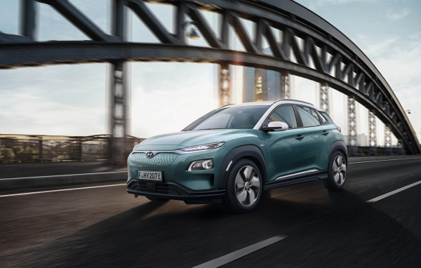 Электрический внедорожник Hyundai Kona, 2018 на трассе