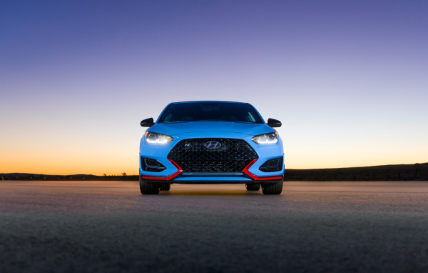 Автомобиль Hyundai Veloster N, 2018 вид спереди