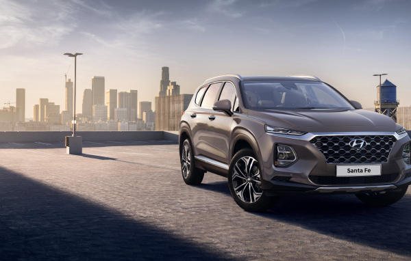 Новый внедорожник Hyundai Santa Fe, 2019 на фоне города