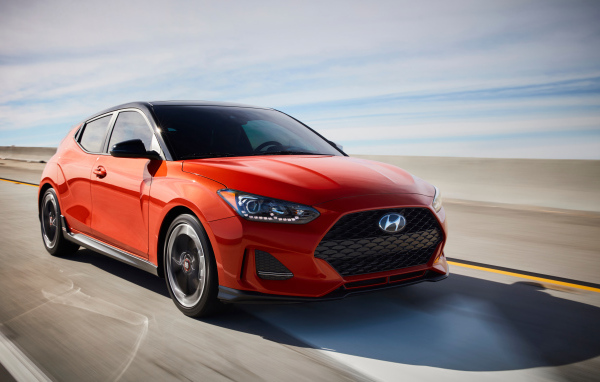 Красный автомобиль  Hyundai Veloster Turbo, 2019 года