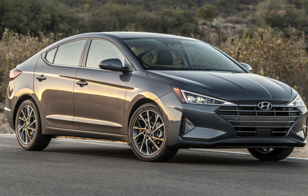 Серебристый автомобиль Hyundai Elantra, 2019