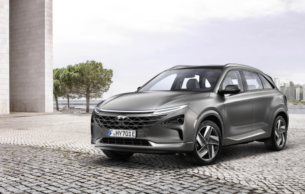 Серебристый автомобиль Hyundai Nexo, 2018 года