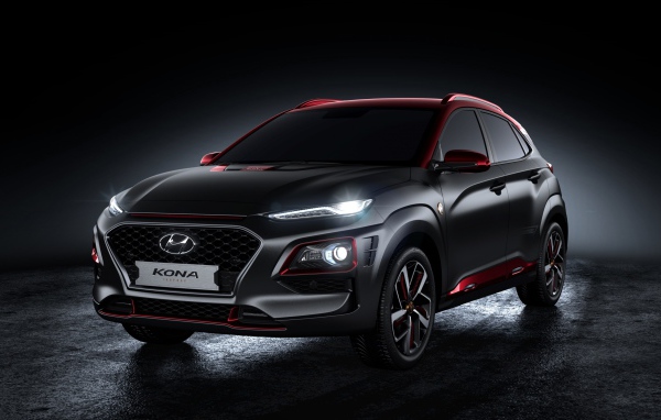 Стильный новый автомобиль Hyundai Kona, 2019 года с включенными фарами 
