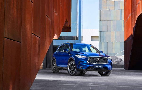 Синий внедорожник Infiniti QX50, 2018 года