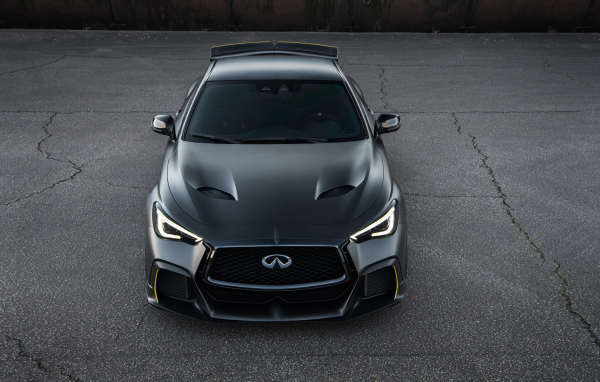 Автомобиль Infiniti Project Black S стоит на асфальте