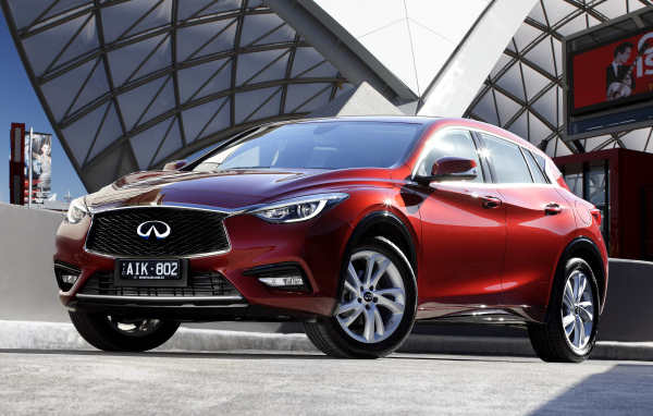 Красный блестящий автомобиль Infiniti Q30