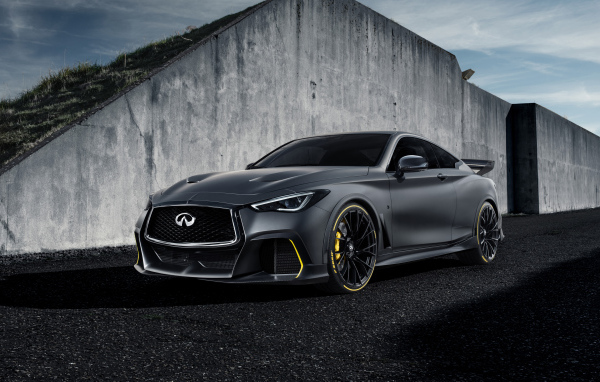 Серебристый автомобиль Infiniti Project Black S у стены