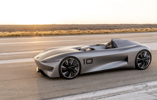 Серебристый автомобиль Infiniti Prototype 10 Concept 2018