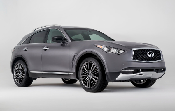 Серебристый автомобиль Infiniti QX70 на сером фоне