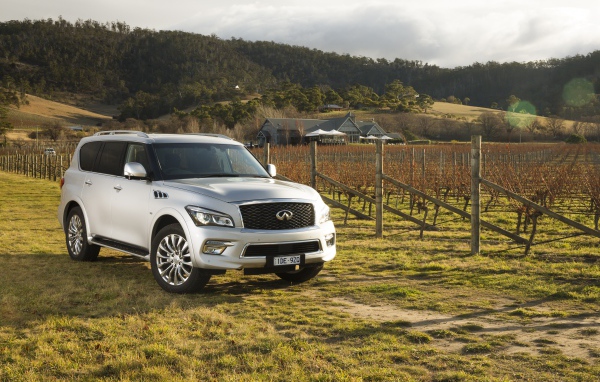 Серебристый автомобиль Infiniti QX80 на ферме