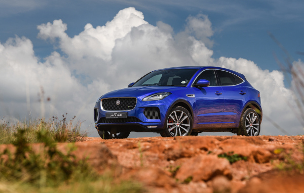 Синий стильный автомобиль Jaguar E Pace P300 AWD R, 2018